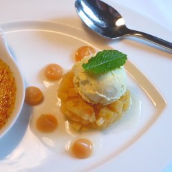 Crème brulée mit Apfelmus + Vanilleeis